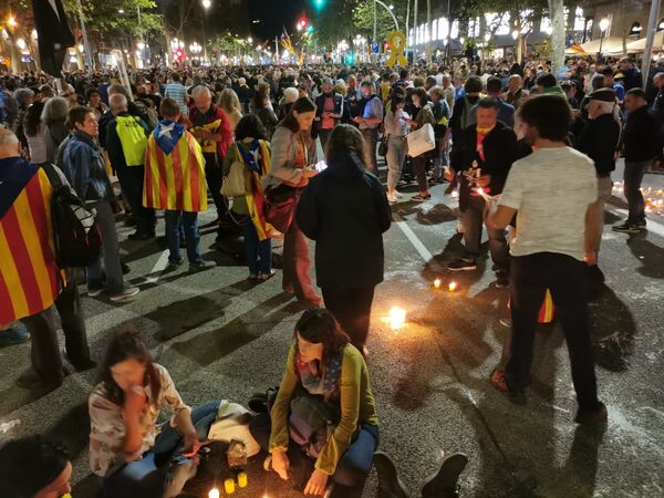 Violência e confrontos marcam mais um dia de protestos na Catalunha Violência e confrontos marcam mais um dia de protestos na Catalunha - Sputnik Brasil