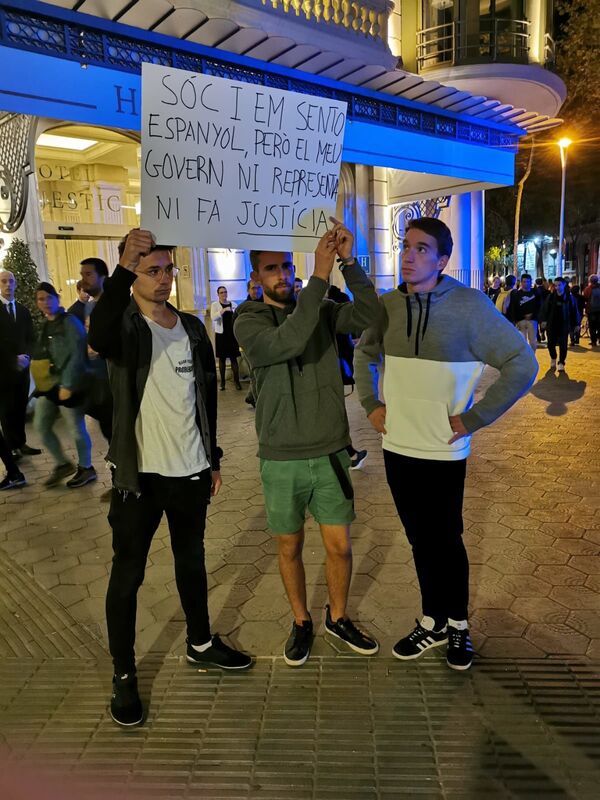 Violência e confrontos marcam mais um dia de protestos na Catalunha Violência e confrontos marcam mais um dia de protestos na Catalunha - Sputnik Brasil