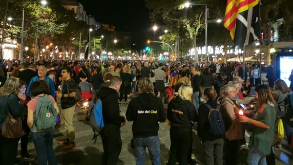 Concentração de manifestantes antes dos tumultos em Barcelona - Sputnik Brasil