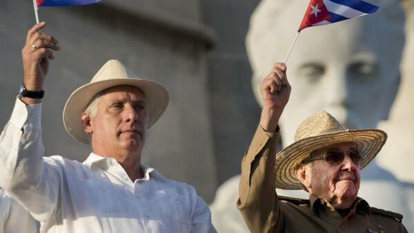 O presidente de Cuba, Miguel Díaz-Canel, à esquerda, ao lado de seu predecessor, Raúl Castro, durante a parada anual de 1º de Maio em Havana. - Sputnik Brasil