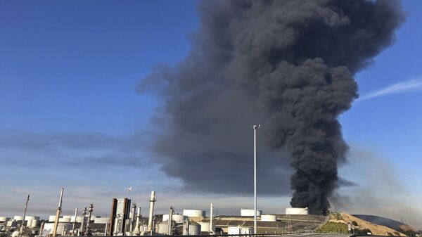 Fumaça subindo após a explosão na refinaria NuStar, na Califórnia, EUA - Sputnik Brasil