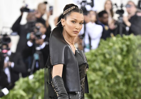 Modelo americana Bella Hadid durante o evento Met Gala 2018 em Nova York - Sputnik Brasil