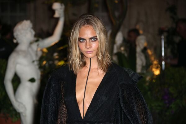 Modelo Cara Delevigne posando para fotos durante o evento de moda Primavera/Verão 2017 - Sputnik Brasil