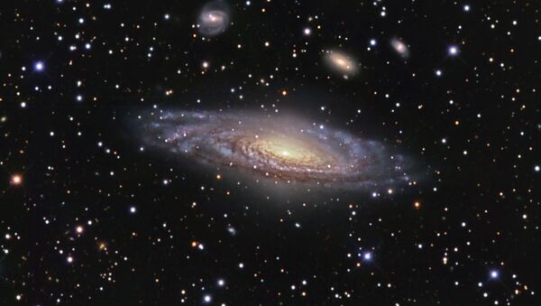A galáxia espiral NGC 7331 e seus arredores - Sputnik Brasil