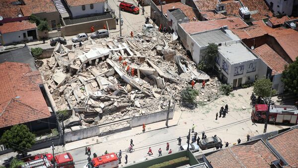 Equipes de resgate trabalham para tentar encontrar sobreviventes nos escombros de prédio que desabou em Fortaleza - Sputnik Brasil
