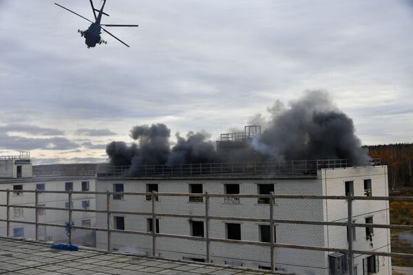 Helicóptero Mi-8 faz manobra durante treinamento de forças aliadas na Rússia - Sputnik Brasil