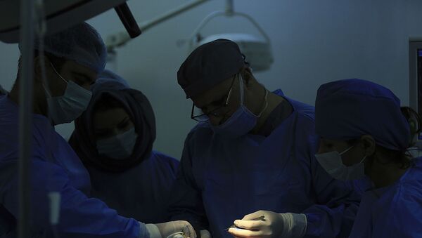 Médicos fazendo cirurgia reconstrutiva em Bagdá, Iraque (imagem de arquivo) - Sputnik Brasil