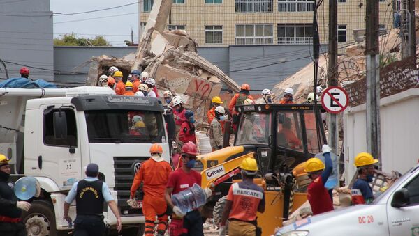 Bombeiros trabalham nos escombros do prédio que desabou em Fortaleza - Sputnik Brasil