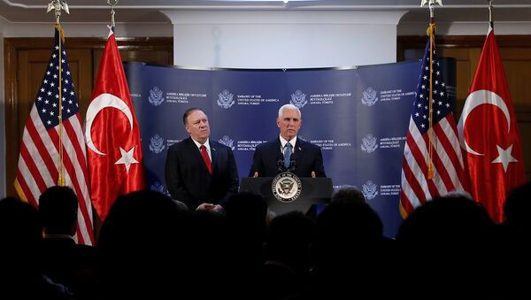 Vice-presidente dos EUA, Mike Pence, ao lado do secretário de Estado Mike Pompeo em Ancara, na Turquia - Sputnik Brasil