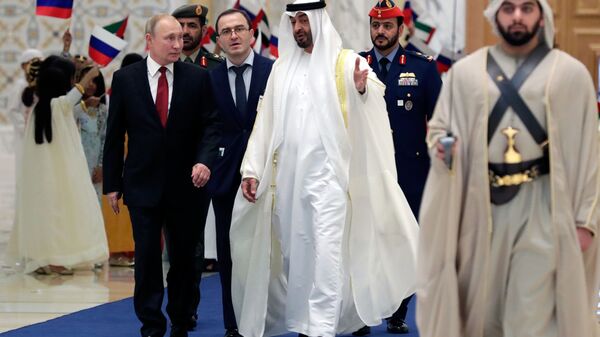 Presidente da Rússia, Vladimir Putin, e o príncipe herdeiro de Abu Dhabi, Mohammed bin Zayed Al Nahyan, durante a cerimônia do encontro oficial - Sputnik Brasil