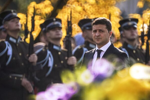 Presidente da Ucrânia, Vladimir Zelensky, durante a cerimônia de colocação de flores no monumento da Liberdade em Riga, Letônia - Sputnik Brasil