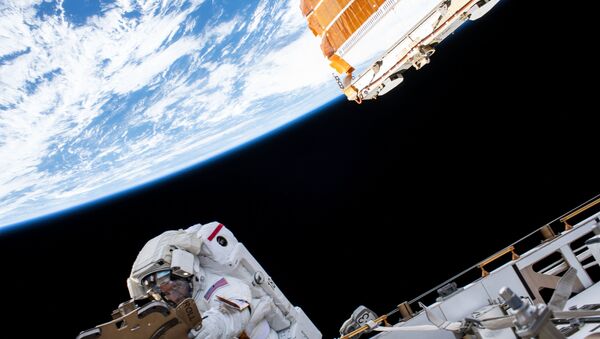 Com a Terra 250 milhas abaixo dele, o astronauta da NASA Andrew Morgan trabalha na seção P6 da Estação Espacial Internacional para substituir baterias de hidrogênio-níquel por baterias de íon-lítio - Sputnik Brasil