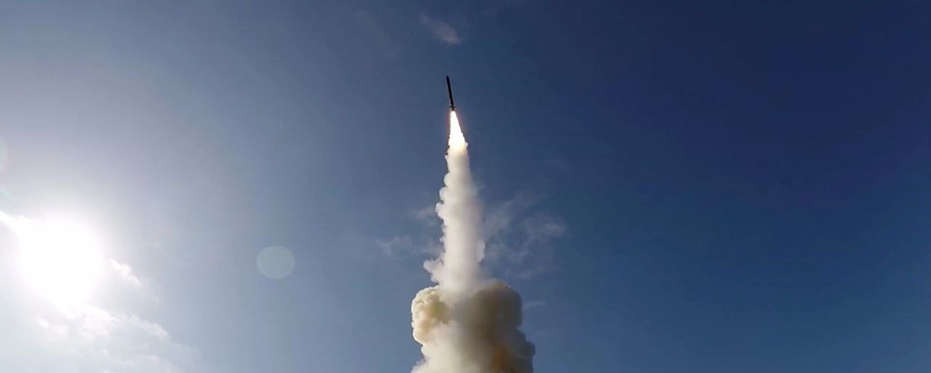 Lançamento de míssil de cruzeiro Kalibr durante os exercícios militares de grande escala Grom (Trovão) 2019, na Rússia (imagem referencial) - Sputnik Brasil, 1920, 17.01.2023