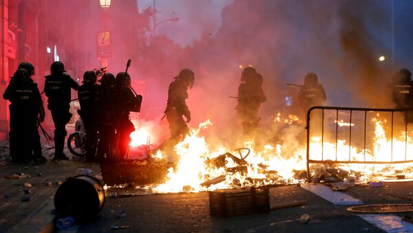 Aumenta a tensão nos protestos em Barcelona em 18 de outubro de 2019.  - Sputnik Brasil
