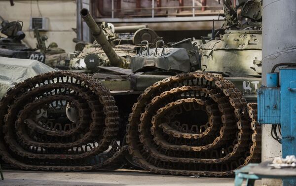 Modernização do tanque T-72 na fábrica em Omsk - Sputnik Brasil