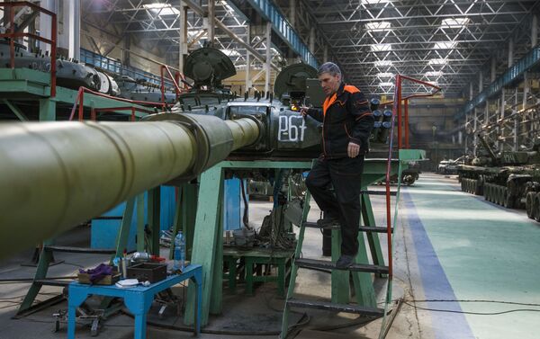 Tanque T-72 sendo modernizado na fábrica de Omsk - Sputnik Brasil