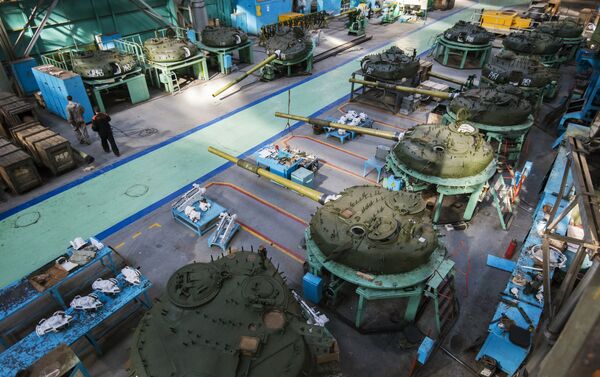 Tanque T-72 passando por modernização na fábrica de Omsk - Sputnik Brasil