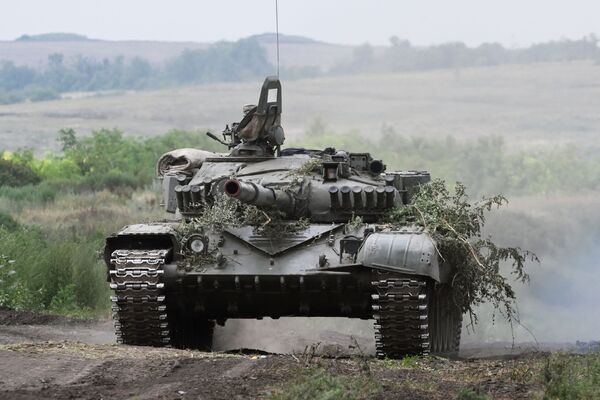 Tanque T-72B3 durante exercício tático - Sputnik Brasil