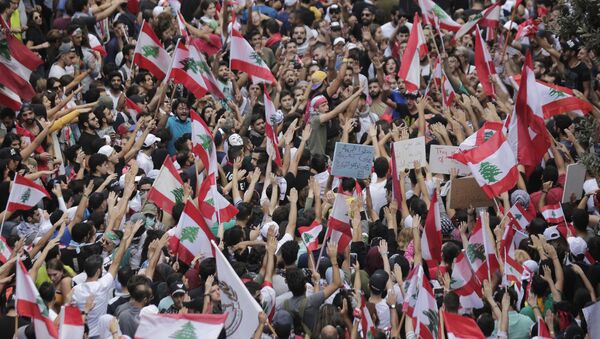 Manifestação contra o governo do Líbano em Beirute neste domingo, 20 de outubro de 2019 - Sputnik Brasil