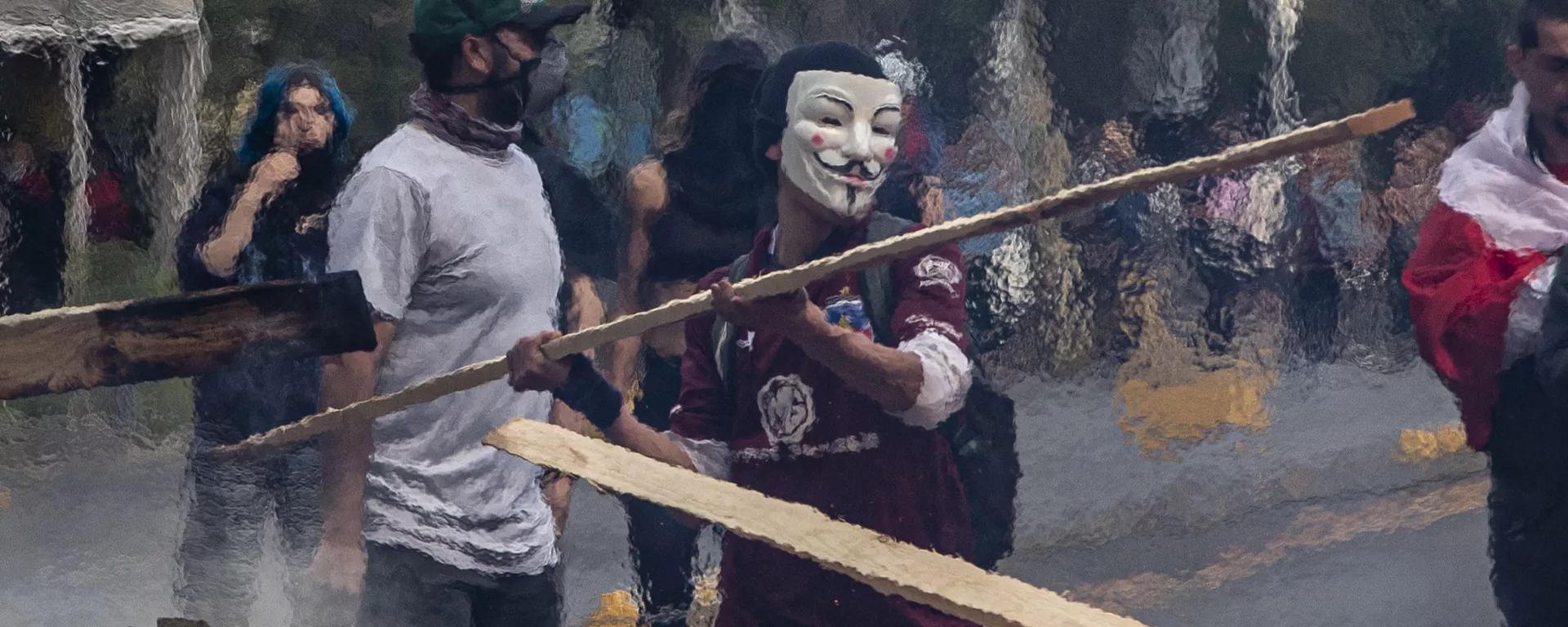 Manifestante com máscara durante protesto em Santiago, no Chile. Foto de outubro de 2019 - Sputnik Brasil, 1920, 13.12.2019