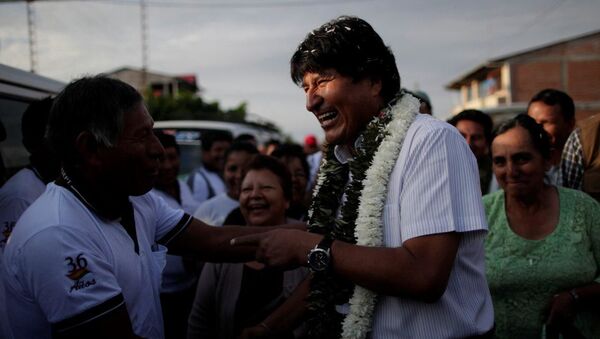Evo Morales, presidente da Bolívia, chegando para votar nas eleições deste domingo em uma escola da Villa 14 de Septiembre, província boliviana de Chapare. - Sputnik Brasil