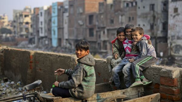 Crianças brincando em Nova Deli, Índia - Sputnik Brasil