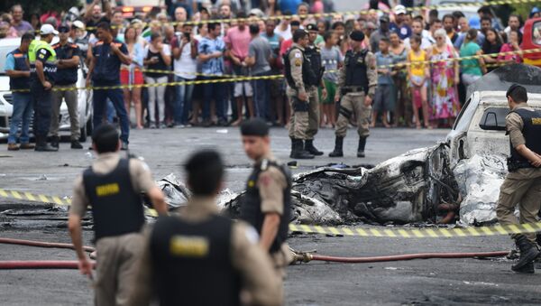  Avião de pequeno porte, prefixo PR-ETJ, caiu na esquina das ruas Minerva com Belmiro Braga, no bairro Caiara, na região noroeste de Belo Horizonte,  na manhã desta segunda-feira (21), deixando ao menos três mortos. - Sputnik Brasil