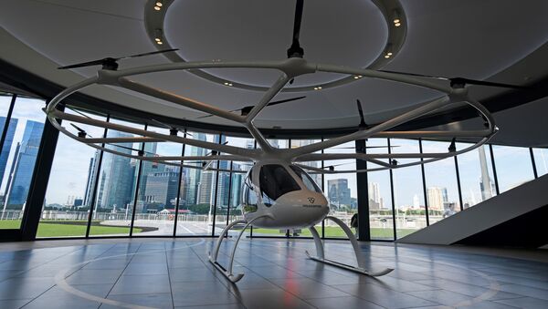 Volocopter à mostra em Marina Bay, onde o voo de teste de transporte aéreo não tripulado Volocopter será realizado durante o 26º Congresso Mundial de Sistemas de Transporte Inteligentes (ITSWC) em Singapura, 21 de outubro de 2019 - Sputnik Brasil