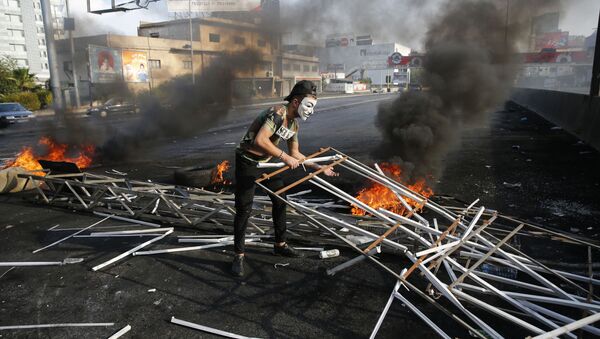 Manifestante em barricada na cidade de Beirute, no Líbano. - Sputnik Brasil
