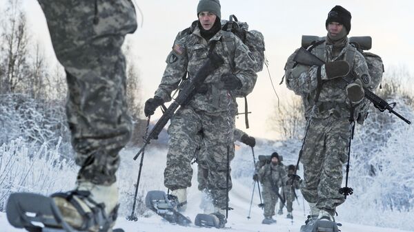 Soldados dos EUA fazem treinamento com sapatos especiais para neve, em treinamento chamado Luz do Ártico, em 2012 (foto de arquivo) - Sputnik Brasil