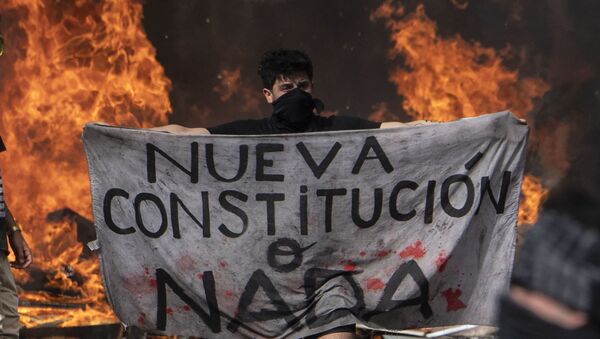 Manifestante próximo à barricada protesta: “Nova constituição ou nada” - Sputnik Brasil