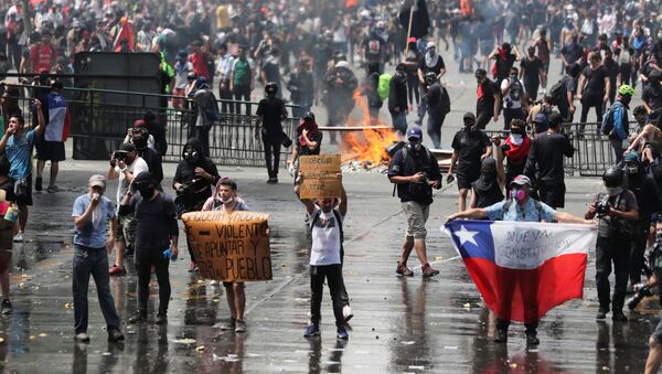 Manifestantes protestam contra a violência policial e pedem nova constituição para o Chile - Sputnik Brasil