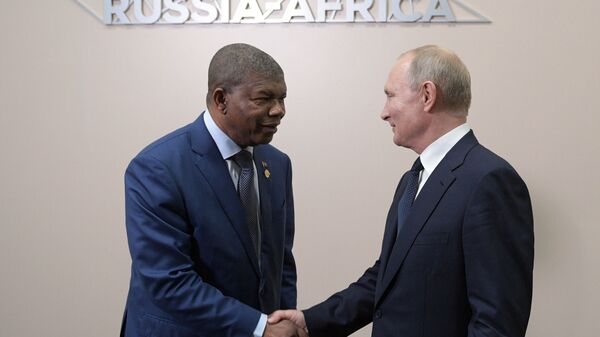 Presidente russo, Vladimir Putin, e o presidente de Angola, João Lourenço, apertanto as mãos  - Sputnik Brasil