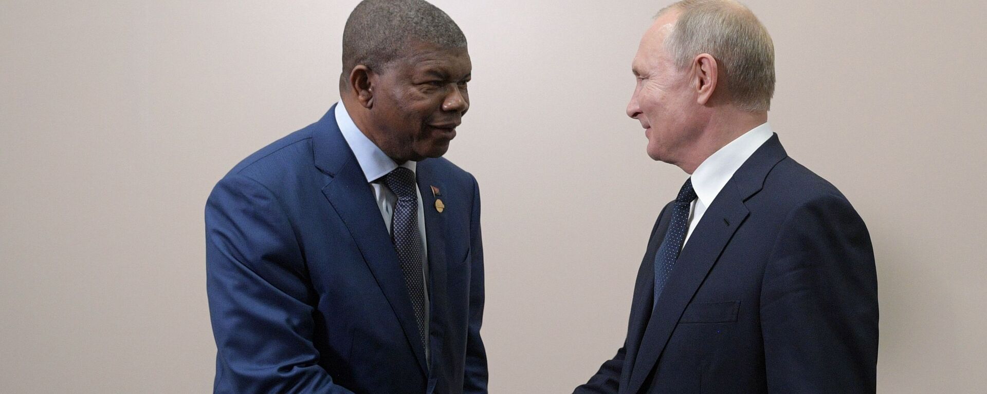 Presidente russo, Vladimir Putin, e o presidente de Angola, João Lourenço, apertanto as mãos  - Sputnik Brasil, 1920, 25.10.2019