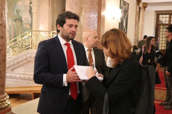 Novas articulações e polêmica com corrimão marcam 1º dia do novo parlamento português - Sputnik Brasil