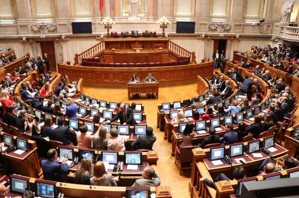 Novas articulações e polêmica com corrimão marcam 1º dia do novo parlamento português - Sputnik Brasil