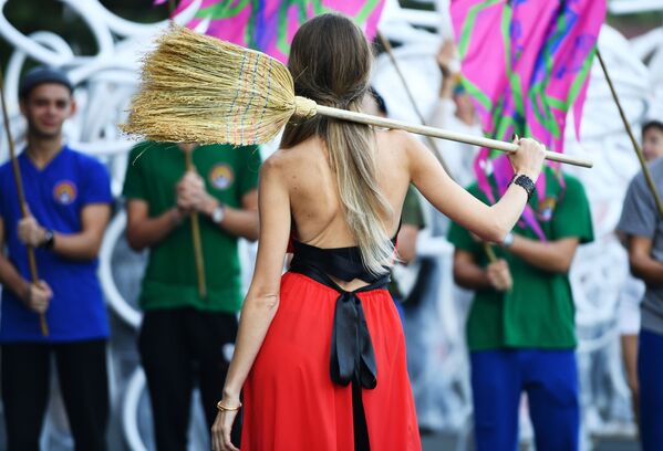 Participante do Festival Internacional de Ecologia e Cultura Contemporânea na Crimeia
 - Sputnik Brasil