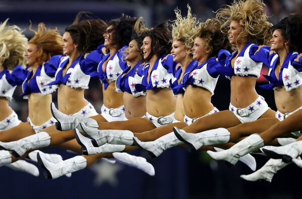 Animadoras de torcida da equipe Dallas Cowboy durante a apresentação no estádio de Arlington, Texas
 - Sputnik Brasil