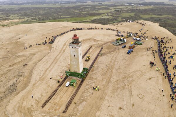 Transporte do farol de Rubjerg Knude para mais local mais afastado da linha costeira, Dinamarca
 - Sputnik Brasil