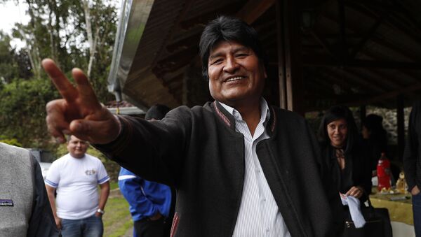 Evo Morales, presidente da Bolívia, acenando para jornalistas durante visita a Incachaca, Cochabamba (arquivo) - Sputnik Brasil