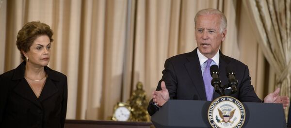 Presidenta do Brasil, Dilma Rousseff, ao lado do vice-presidente dos Estados Unidos, Joe Biden - Sputnik Brasil