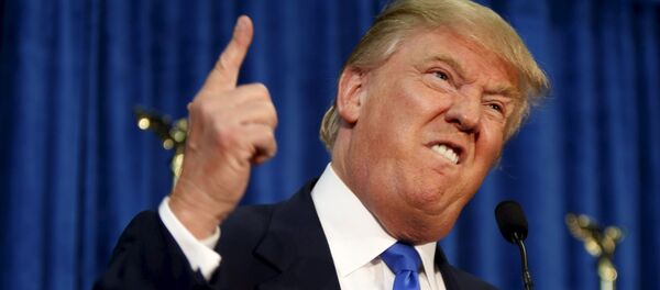 Republican presidential candidate Donald Trump gestures and declares You're fired! at a rally in Manchester, New Hampshire - Sputnik Brasil