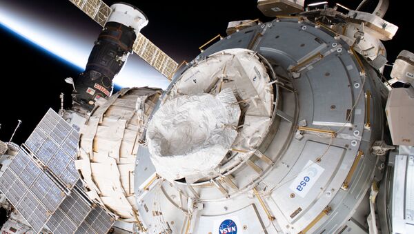 Partes da Estação Espacial Internacional enquanto que o complexo orbital voa para um pôr do sol orbital, que contêm módulos da NASA, da Agência Espacial Europeia e da Rússia - Sputnik Brasil