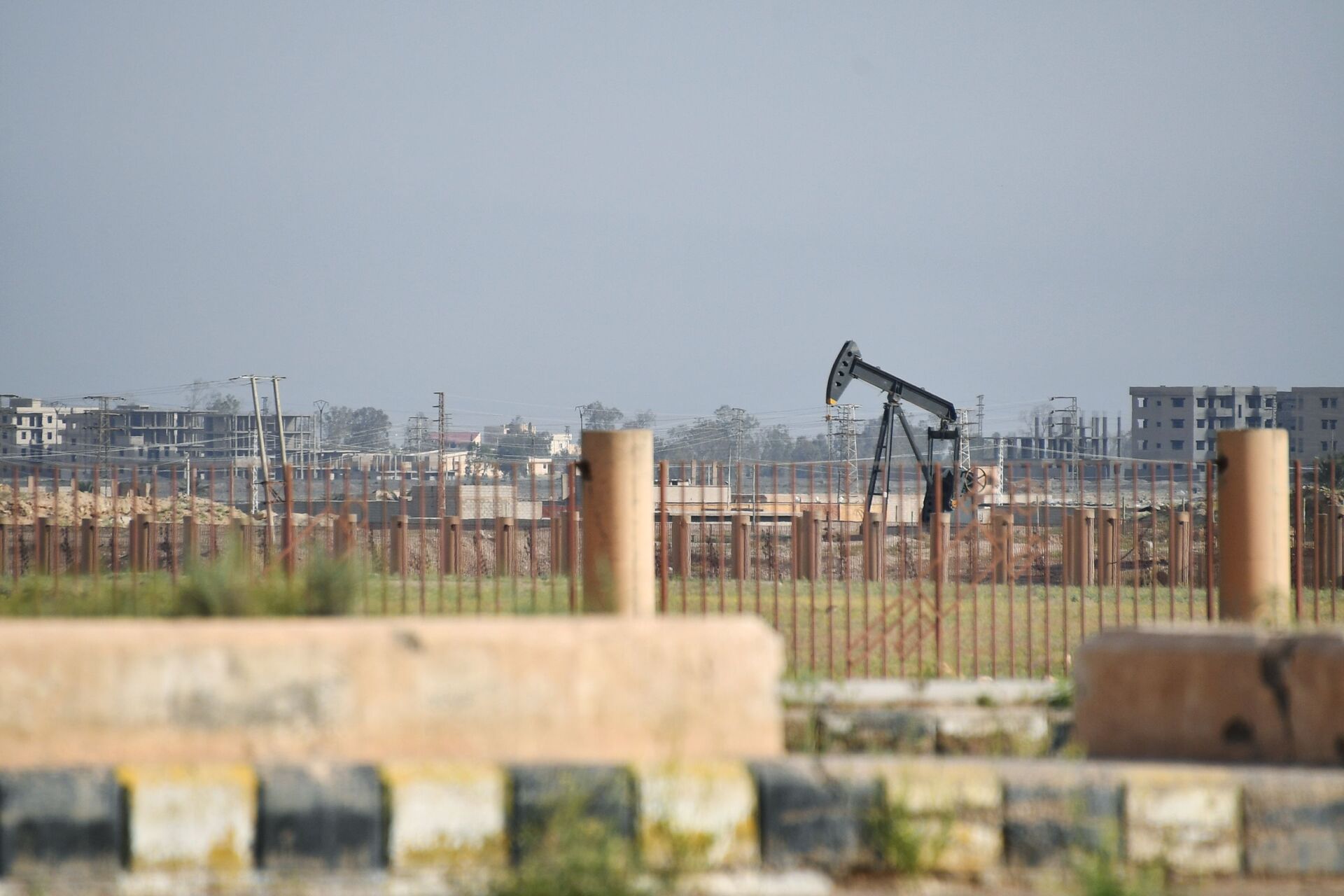 Poço de petróleo nos arredores da cidade síria de Deir ez-Zor, na Síria - Sputnik Brasil, 1920, 20.03.2022