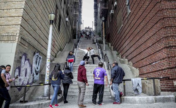 Grupo de pessoas tira fotografias na escadaria em Bronx, Nova York
 - Sputnik Brasil
