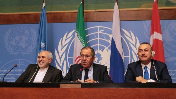 Ministro da Relações Exteriores da Rússia, Sergei Lavrov, (centro) se reúne com seu colega iraniano, Javad Zarif, (à esquerda) e turco, Mevlut Cavusoglu (à direita), em 29 de Outubro de 2019 - Sputnik Brasil