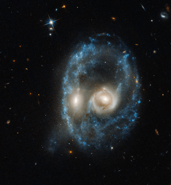 Imagem da colisão entre duas galáxias tirada pelo telescópio Hubble da NASA - Sputnik Brasil