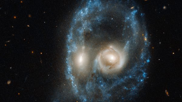 Imagem da colisão entre duas galáxias tirada pelo telescópio Hubble da NASA - Sputnik Brasil