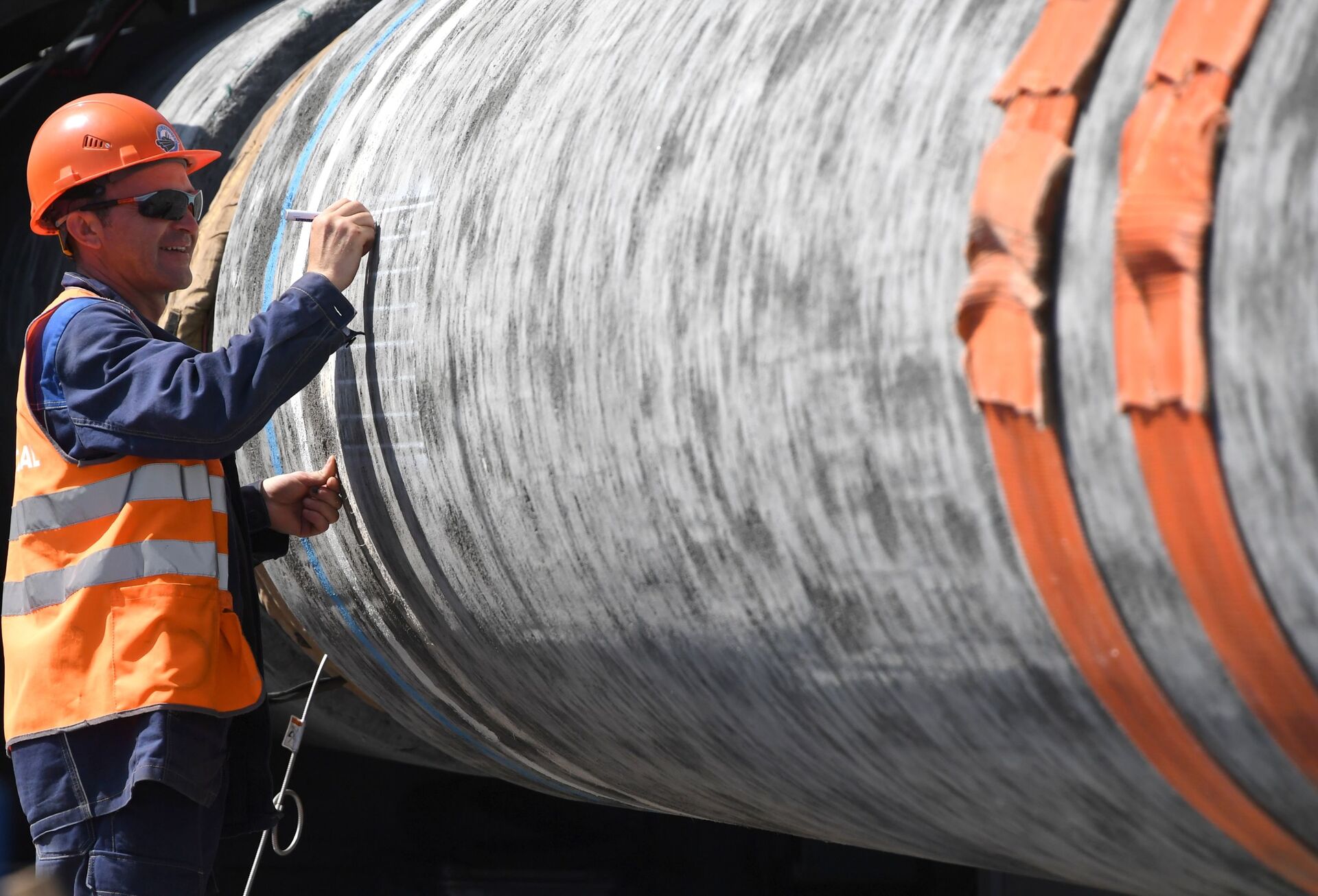 Dinamarca autoriza a construção do gasoduto Nord Stream 2. Trabalhador da companhia acelera os trabalhos na região de Leningrado, Rússia - Sputnik Brasil, 1920, 13.12.2021
