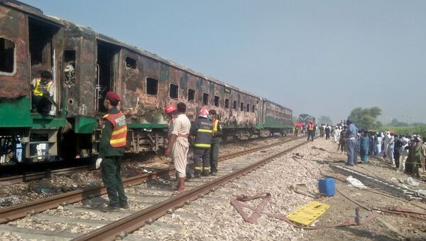Trem após explosão no Paquistão - Sputnik Brasil